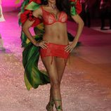 Adriana Lima desfilando en el Victoria's Secret Fashion Show 2012