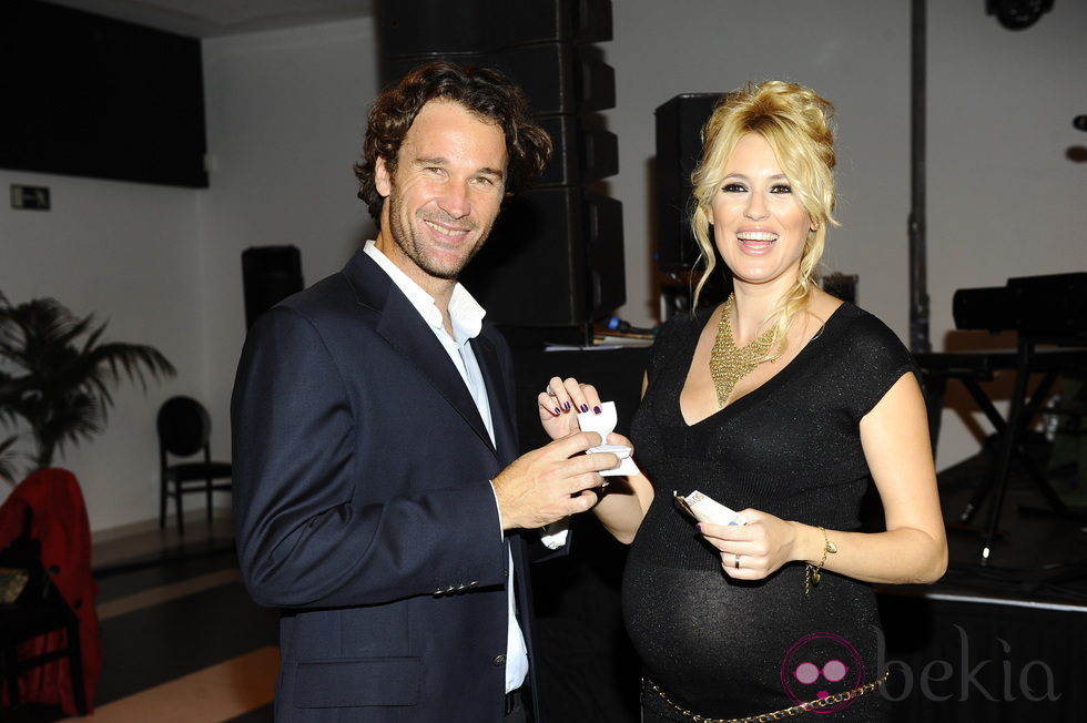 Carolina Cerezuela luce embarazo con Carlos Moyá en la gala solidaria del Chad 2012