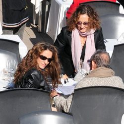 Telma Ortiz comiendo en Barcelona con su madre Paloma Rocasolano y su abuelo