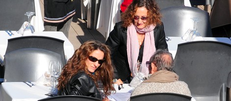 Telma Ortiz comiendo en Barcelona con su madre Paloma Rocasolano y su abuelo