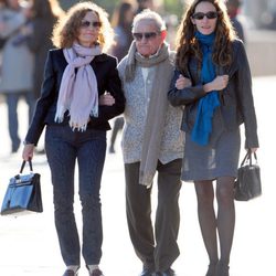 Telma Ortiz pasea por Barcelona con su madre Paloma Rocasolano y su abuelo