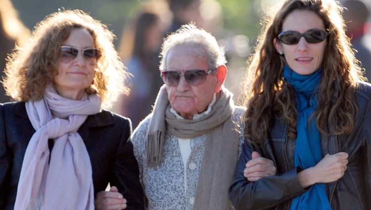 Telma Ortiz pasea por Barcelona con su madre Paloma Rocasolano y su abuelo