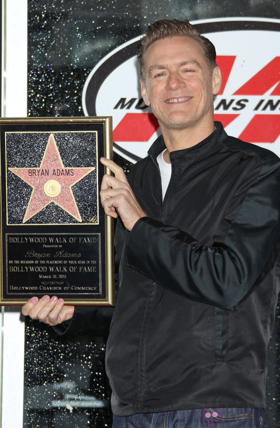 Bryan Adams con su estrella del Paseo de la Fama de Hollywood