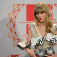Taylor Swift posa con sus tres premios obtenidos en los MTV EMA 2012