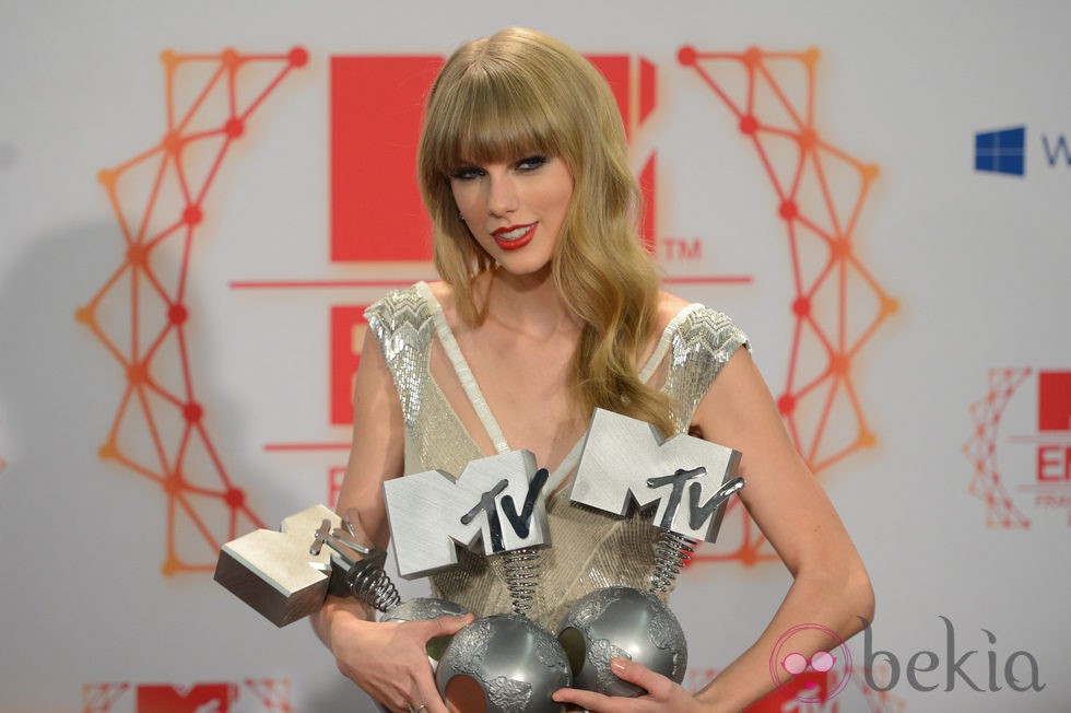 Taylor Swift posa con sus tres premios obtenidos en los MTV EMA 2012
