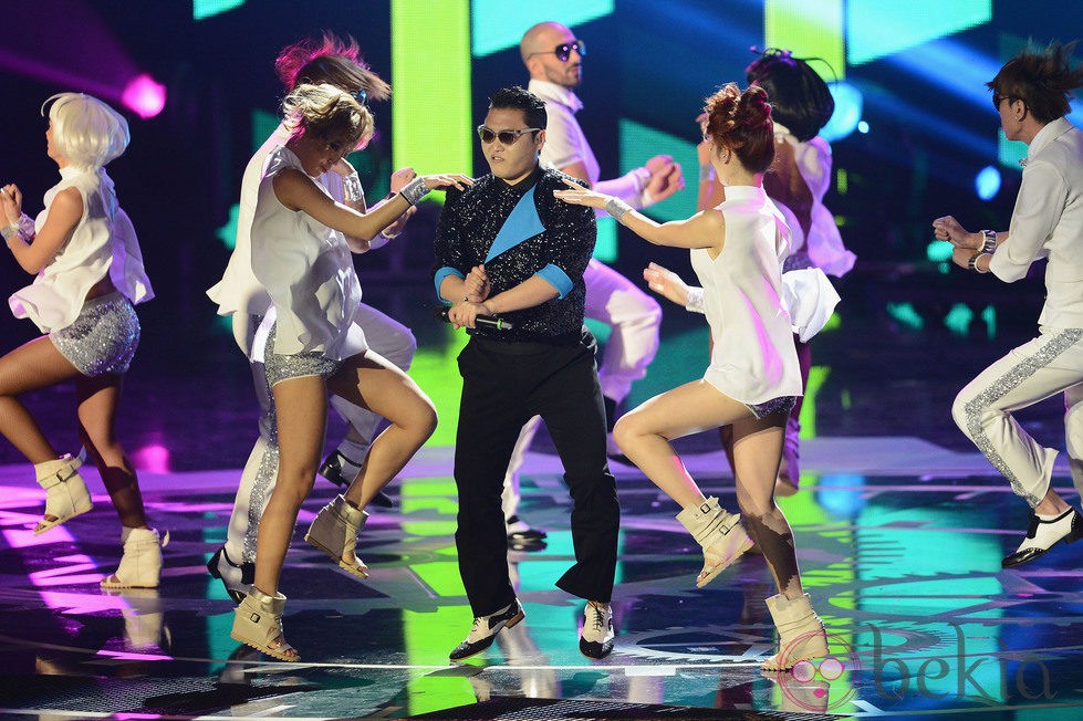 Psy cantando en los EMA´S de 2012