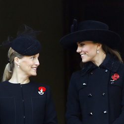 La Condesa de Wessex y la Duquesa de Cambridge, muy cómplices en el homenaje a los caídos