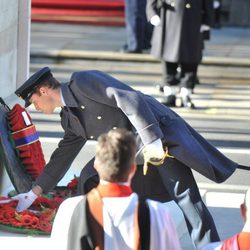 El Príncipe Guillermo deposita una corona en el homenaje a los caídos