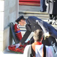El Príncipe Guillermo deposita una corona en el homenaje a los caídos