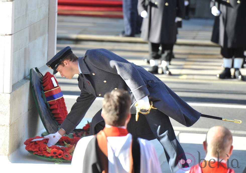 El Príncipe Guillermo deposita una corona en el homenaje a los caídos