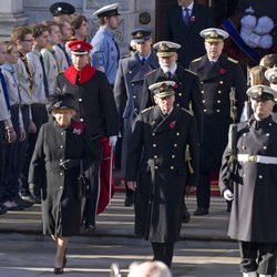 La Reina Isabel y los Príncipes Felipe, Eduardo, Miguel, Guillermo y Andrés en el homenaje a los caídos