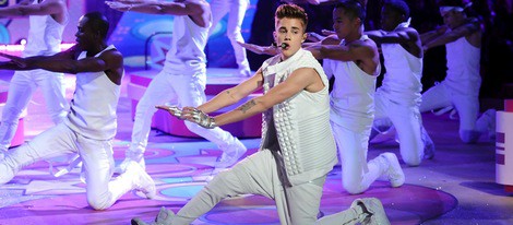 Justin Bieber actuando en el desfile de Victoria's Secret