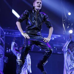 Justin Bieber saltando en un concierto
