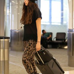 Selena Gomez por el aeropuerto en Los Angeles