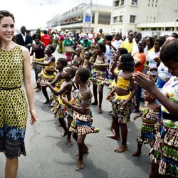 Mary de Dinamarca durante su visita a Mozambique