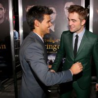 Robert Pattinson hablando con Taylor Lautner en el estreno de 'Amanecer. Parte 2' en Los Ángeles