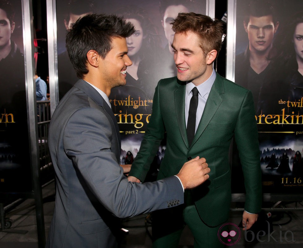 Robert Pattinson hablando con Taylor Lautner en el estreno de 'Amanecer. Parte 2' en Los Ángeles