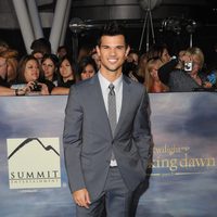 Taylor Lautner en el estreno de la película 'Amanecer. Parte 2' en Los Ángeles