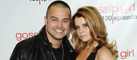 Joanna Garcia y su marido Nick en la presentación del episodio número 100 de 'Gossip Girl'