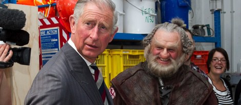 El Príncipe Carlos con un actor de 'El Hobbit: Un viaje inesperado' en Nueva Zelanda