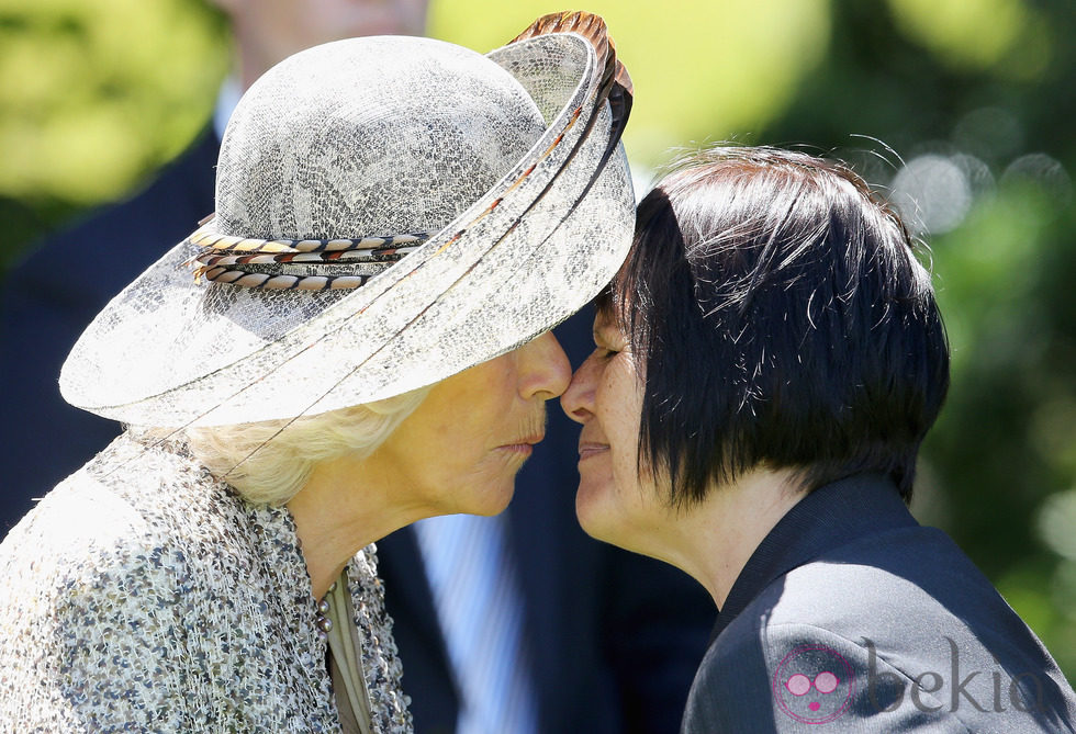 La Duquesa de Cornualles dando un beso maorí en Nueva Zelanda