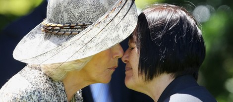 La Duquesa de Cornualles dando un beso maorí en Nueva Zelanda