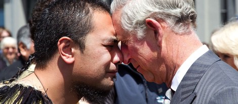 El Príncipe Carlos de Inglaterra dando un beso 'hongi' en Nueva Zelanda