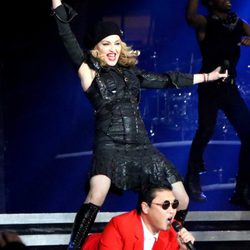 Madonna y Psy cantando 'Gangnam Style' en Nueva York