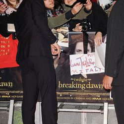 Robert Pattinson atiende a sus fans en el estreno de 'Amanecer. Parte 2' en Londres