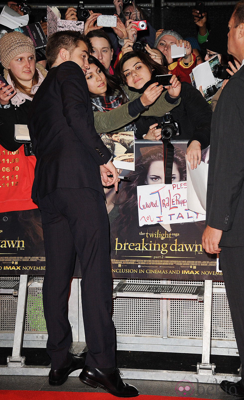 Robert Pattinson atiende a sus fans en el estreno de 'Amanecer. Parte 2' en Londres