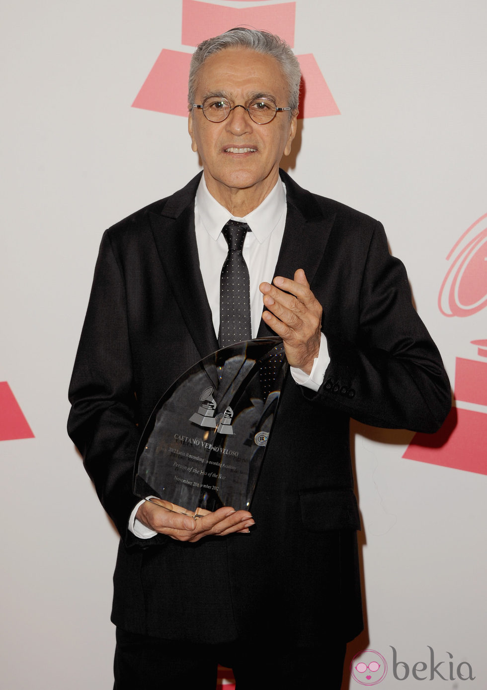 Caetano Veloso con su galardón a Persona del Año 2012