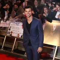 Taylor Lautner en el estreno de 'Amanecer. Parte 2' en Londres