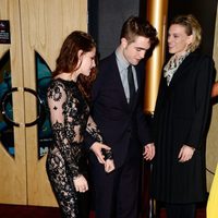 Robert Pattinson y Kristen Stewart, cariñosos estrenando 'Amanecer. Parte 2' en Londres