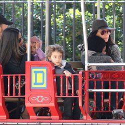 Sandra Bullock con su hijo y Camila Alves con los suyos en Nueva Orleans