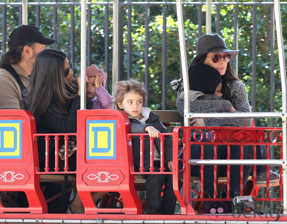 Sandra Bullock con su hijo y Camila Alves con los suyos en Nueva Orleans