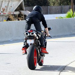 Justin Bieber disfrutando de un paseo en moto