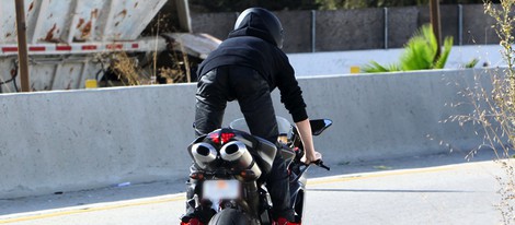 Justin Bieber disfrutando de un paseo en moto