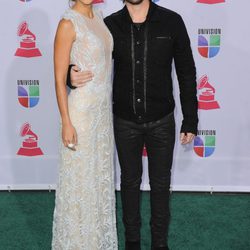 Juanes y Karen Martínez en los Grammy Latinos 2012