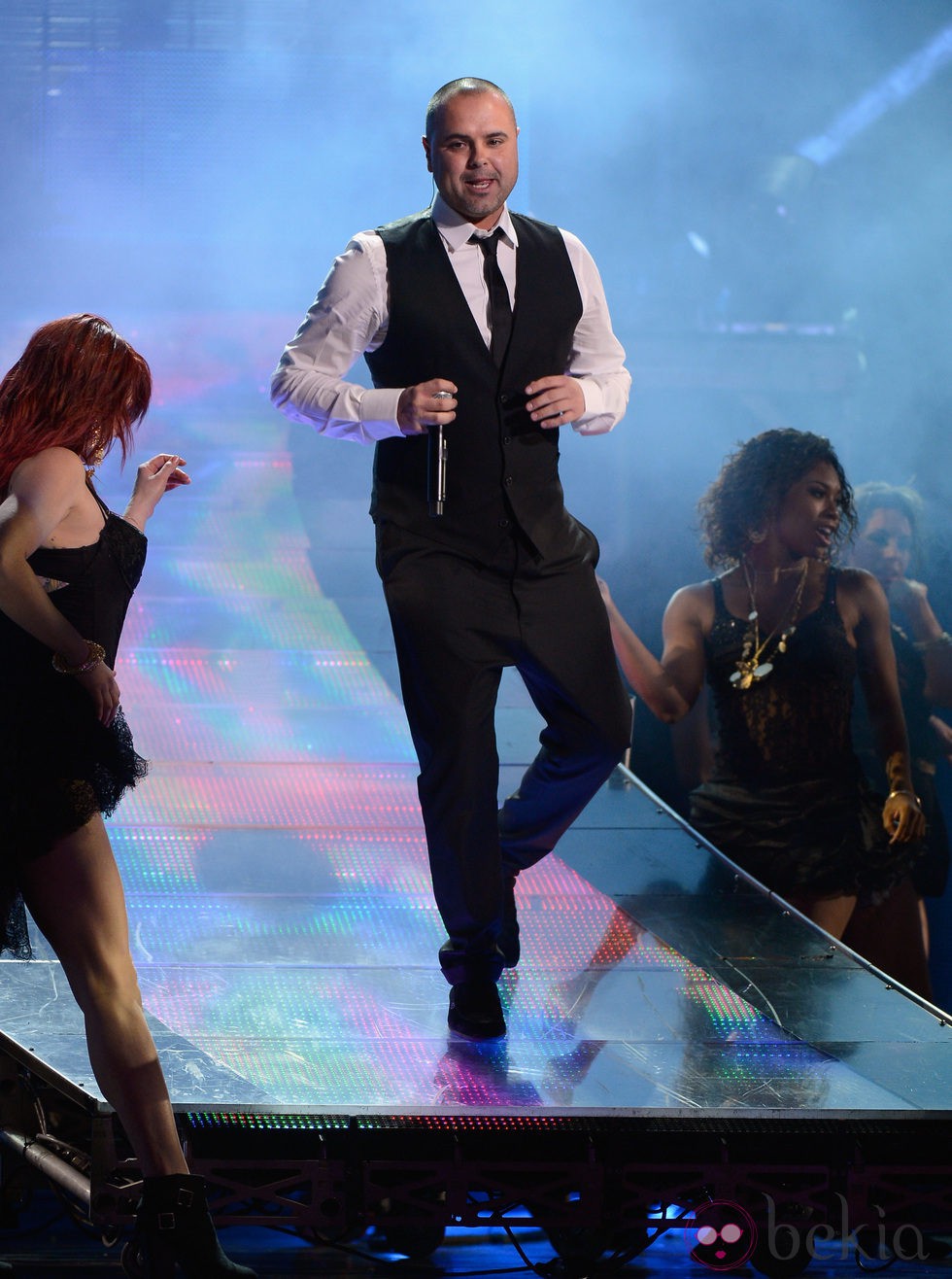 Juan Magán actuando en los Grammy Latinos 2012