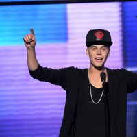 Justin Bieber recogiendo su premio en los American Music Awards 2012
