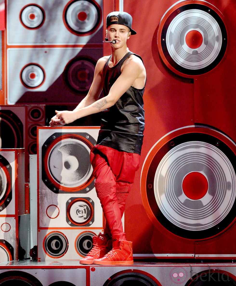 Justin Bieber durante su actuación en los American Music Awards 2012