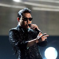 Psy durante su actuación en la ceremonia de los American Music Awards 2012