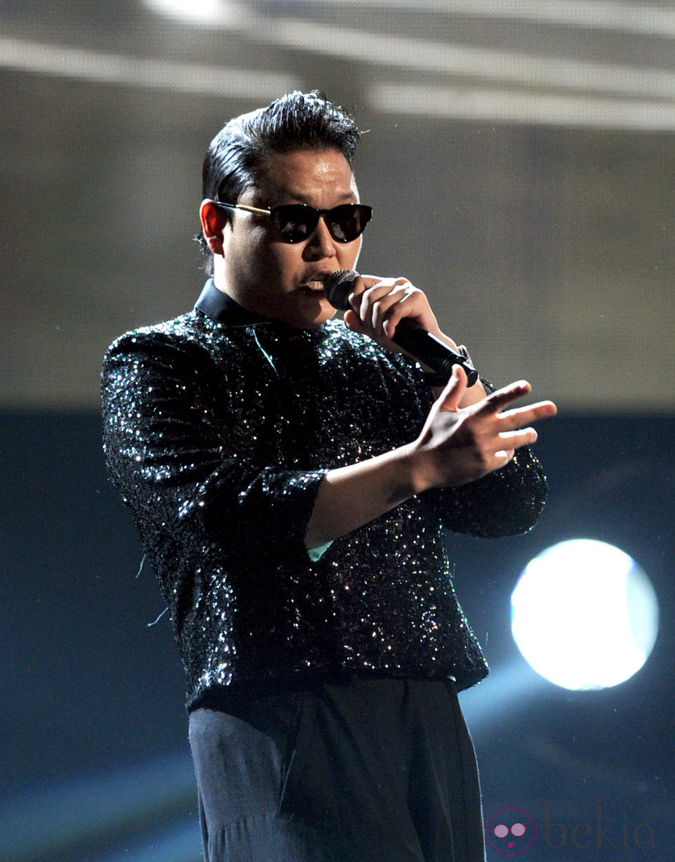 Psy durante su actuación en la ceremonia de los American Music Awards 2012