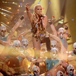 Kesha actuando en los American Music Awards 2012