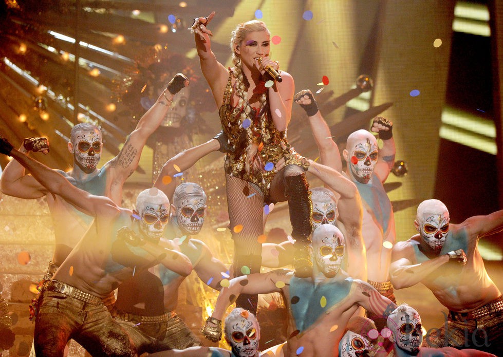 Kesha actuando en los American Music Awards 2012