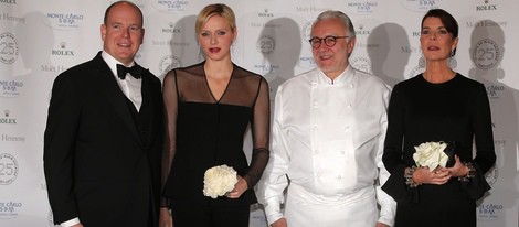 Alberto y Charlene de Mónaco con la Princesa Carolina en el 25 aniversario del restaurante 'Louis XV'
