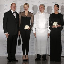 Alberto y Charlene de Mónaco con la Princesa Carolina en el 25 aniversario del restaurante 'Louis XV'