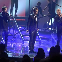 The Wanted durante su actuación en la ceremonia de los American Music Awards 2012