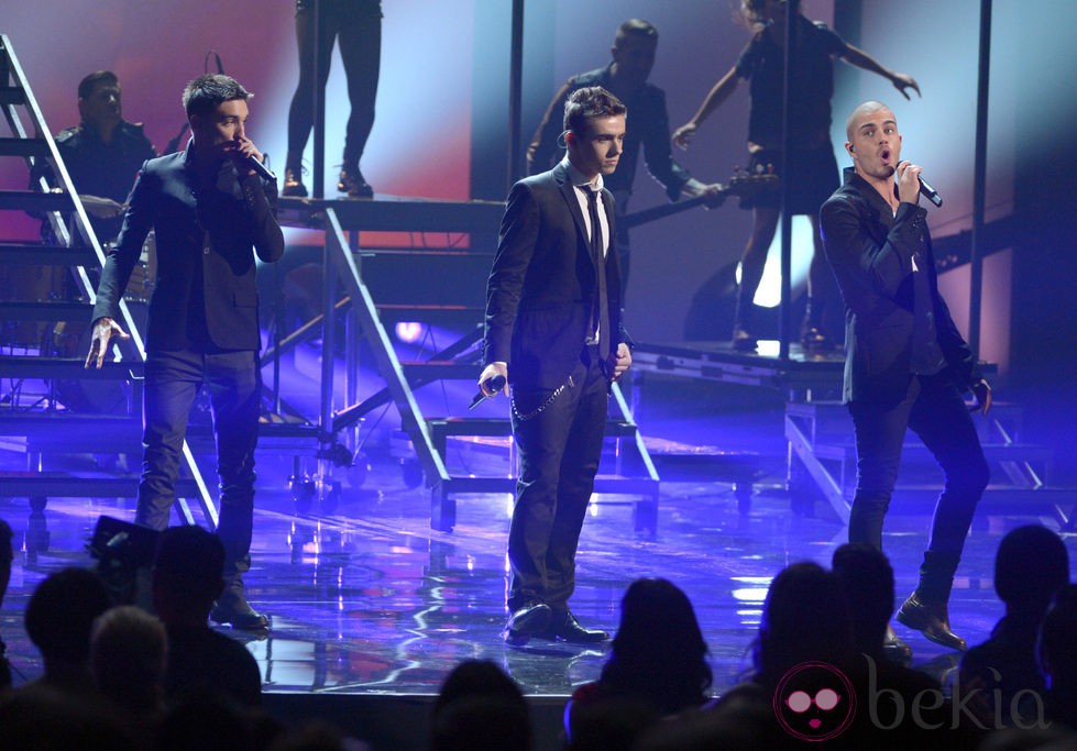The Wanted durante su actuación en la ceremonia de los American Music Awards 2012