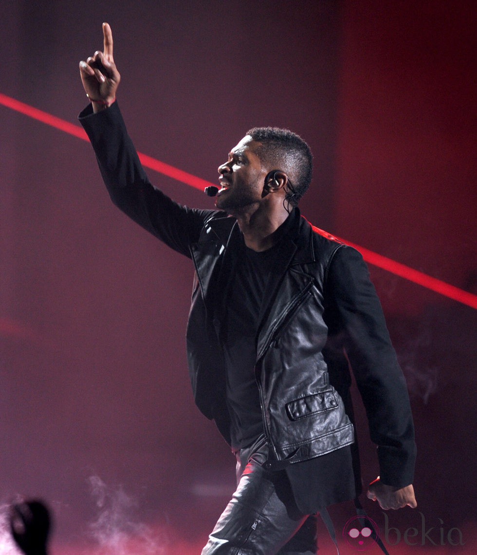 Usher cantando en la ceremonia de los premios American Music Awards 2012